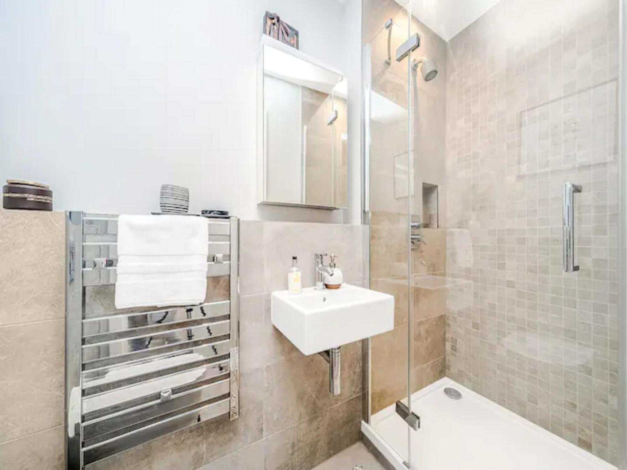 Ferienwohnung Pass The Keys Penthouse Oasis In Trendy Fulham London Exterior foto